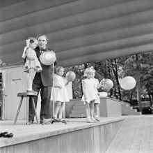 Kungsträdgården. Rolf Bergström ifrån Radiotjänst samtalade med barn på scen, för att få fram en barnröst som skulle vädja om stöd åt Barnens dags verksamhet på biografer, under hösten