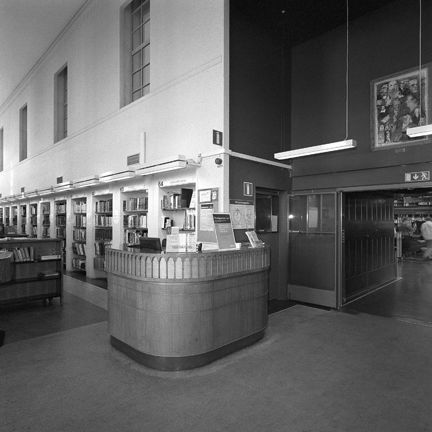 Platsbyggd informationsdisk vid ingången till facksal 4.