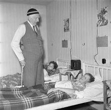 Norra Latins sommarhem på Björkö. Professor Gösta Forssell, besöker sommarhemmet på höstinspektion. Pojken t.h. Bo Boson Hellström ligger i sängen med feber