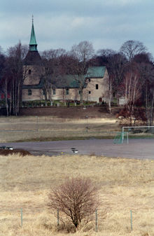 Brännkyrka kyrka sedd från Huddingevägen