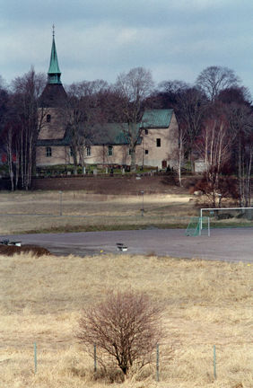 Brännkyrka kyrka sedd från Huddingevägen
