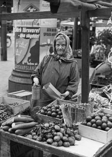 "Hötorgsmadam" Ida Johansson i schalett säljer grönsaker på Hötorget