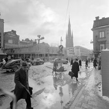 Vårslask på Klarabergsgatan vid hörnet av Drottninggatan. Klarabergsgatan västerut från hörnet av Drottninggatan. Klara kyrka i fonden