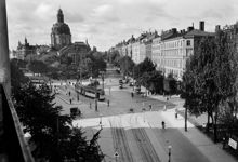 Odengatan västerut mot Odenplan, Karlbergsvägen och Gustaf Vasa kyrka med sin mäktiga kupol.