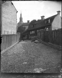 Stigen mot Svartensgatan. I bakgrunden Katarina kyrka