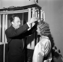 Hantverkargatan 1, Stadshuset. Nobelpristagaren Albert Camus kröner Stockholms lucia, Anita Björklund, på kröningsfest i Blå hallen