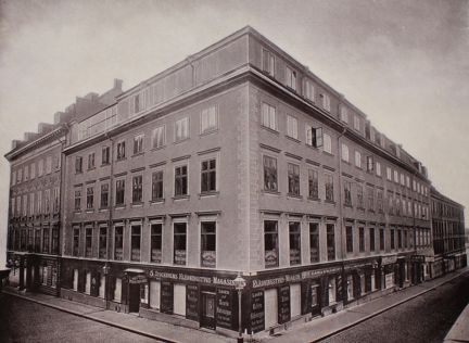 Gathörn där Klädningstygs-Magasin har skyltning i bottenplan på båda sidor av hörnfastigheten.