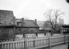 Fatbursgatan 36. Några pojkar spelar bordtennis på gården.