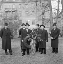 Kransnedläggning på konstnären Elias Martins grav på Adolf Fredriks kyrkogård