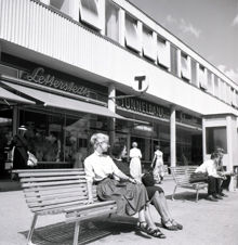 Torget utanför Vällingby tunnelbanestation 1955