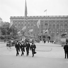 Efter uppvaktning på slottet. Gustav V:s 85-årsdag, 16 juni 1943