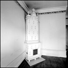 Östermalmsgatan 39, Bernadotteska huset. Kakelugn