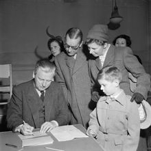 En pojke skrivs in i folkskolan