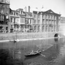 Norsfiske på Norrström våren 1945. Sagerska palatset i fonden
