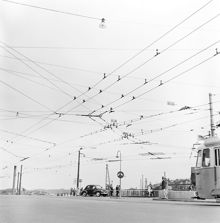 Slussen med nät av luftledningar för spårvagn och trådbuss