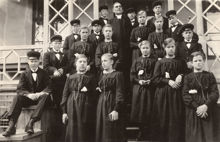 Läsklass på trappan till Frimurarbarnhuset i Kristineberg, 1919.