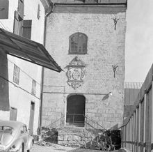 Ingången till Kronobageriet med Johan III:s riksvapen (Deus protector noster) från 1580