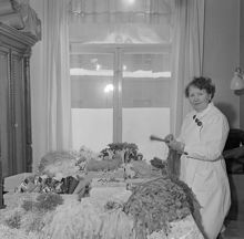Augusta Janssons karamellfabrik. Signe André gör smällkarameller