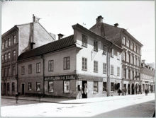 Riddargatan 16, gatubild med byggnader