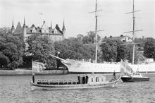 Reportage kring Kungabröllopet den 19 juni 1976. Den kungliga slupen Vasaorden vid Skeppsholmen