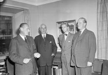 Grafiska arbetsgivarförbundet uppvaktar statsrådet John (Kinna ) Ericsson. Fr.v. Ericsson, Wickman (ryttmästare), Westling (notarie), Nordenfalk (hovrättsråd)