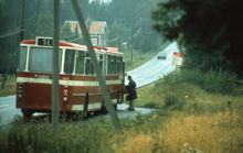 Ledbuss tar upp påstigande på landsväg