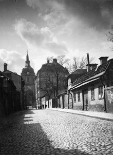 Fjällgatan 7, 5 och 3 västerut mot Katarina kyrka. Nuv. Mäster Mikaels Gata 3, kv. Klinten