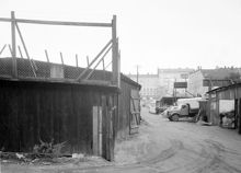 Lundquist o. Lindroth AB Trävaruaffär, såg och hyvleri. Brädgård och trävaruhandel vid dåvarande Åsötorget, här ligger nu Åsö gymnasium vid Götgatan 88. I fonden Götgatan 79