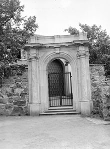 Millesgården. Marmorportal från Hotell Rydberg. Portalen är i parisisk nyklassicism och vette då den fungerade som huvudportal på Hotell Rydberg mot Gustav Adolfs Torg