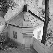 Gårdsinteriör med tvättstuga. Karlavägen 49
