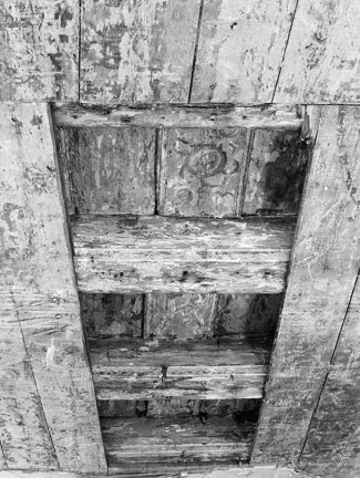 Bjälktak med svagt synliga dekorationer.