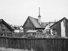 Västra Kvarngränd 9 och 7 vid hörnet av Stora Pilgränd. Motsvarar nu området vid kv. Kvadraten och Halvmilen vid Allhelgonagatan