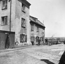 Parmmätargatan 23, vy norrut. Framför huset står en man. Motsvarar nu Kungsklippan 16, kv. Diamanten