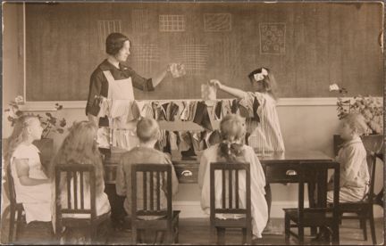 Foto på barn som undervisas med att para ihop tyglappar