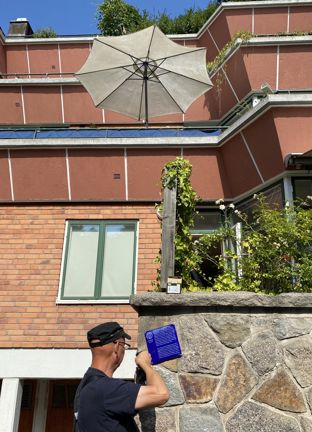 Blå emaljerad skylt med vit text