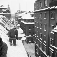 Karduansmakargatan västerut från kvarteret Björnen och kvarteret Loen. Snöskottning från SvD:s tak, Karduansmakargatan 11