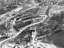 Flygfoto över Nybohov och Brännkyrkahallen. Liljeholmens station under byggnad.