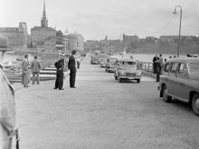 Riddarfjärden. Provisorisk pontonbro mellan Klara Mälarstrand och Riddarholmen. Pontonbron är avsedd för personbiltrafik, cyklar, mopeder och andra lättare fordon. (Bron är 240 m lång och 8 m bred)