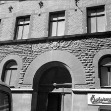 Del av fasad och portal till Grevgatan 37