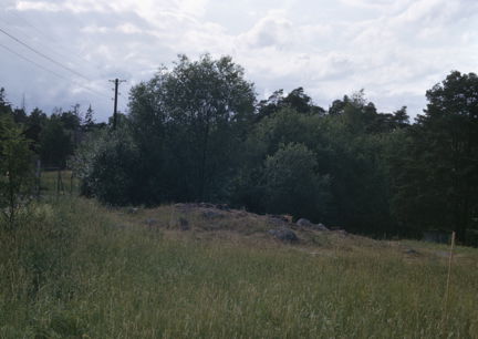 Vy från sydost över gravfält RAÄ 24 i Östberga, Brännkyrka socken.