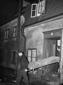 Lilla Glasbruksgatan 23. Eldsvåda. Två män bär på en bår