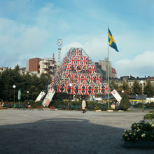 Pyramidformad ställning med brittiska flaggor i Kungsträdgården under Brittiska veckan 1968