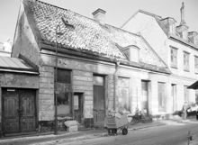 Jakobsbergsgatan 38. Fasaden mot gatan. Här är nuvarande Sveavägen framdragen
