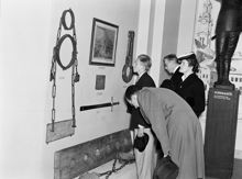Götgatan 1, Stockholms stadsmuseum. Svenska Dagbladets läsare tittar på en utställning om kroppstraff i Stockholm