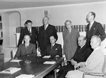 Kejnekommissionen startar med sammanträde. Sittande fr.v. Torsten Bengtsson, Maths Heuman, Natanael Gärde, Helga Sjöstrand. Stående: Ivar Harrie, August Lindberg, Nils Herlitz, Bengt Lännergren