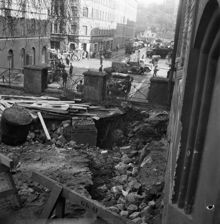 Korsning Ingemarsgatan - Roslagsgatan. Förödelse efter att huvudventilen i Vanadislundens vattenreservoar sprängts sönder och åtta miljoner liter vatten forsat ner för berget