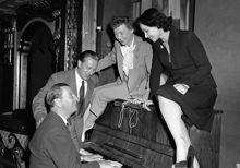 Kungsgatan 63, Oscarsteatern. Genrep vid pianot för musikalen South Pacifics med ensemblen. Sigge Fürst spelar
