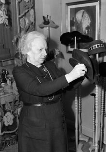 Norrlandsgatan. Gerda Hansson visar hattmodeller i sin modeaffär