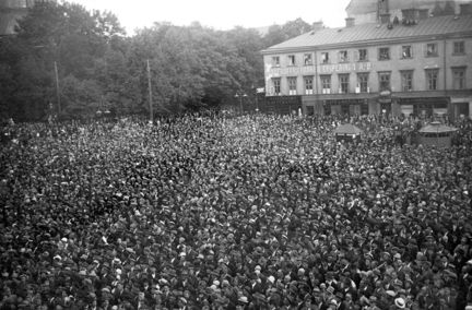 En stor folkmassa på en Sacco-Vanzetti-demonstration den 8 augusti 1927 på Östermalmstorg.