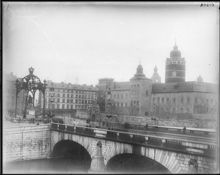 Norrbro och Gustav Adolfs Torg under Gustav II Adolfs jubileum, från Helgeandsholmen. T.h. kulissarkitektur av Gamla slottet Tre kronor på gamla operans plats